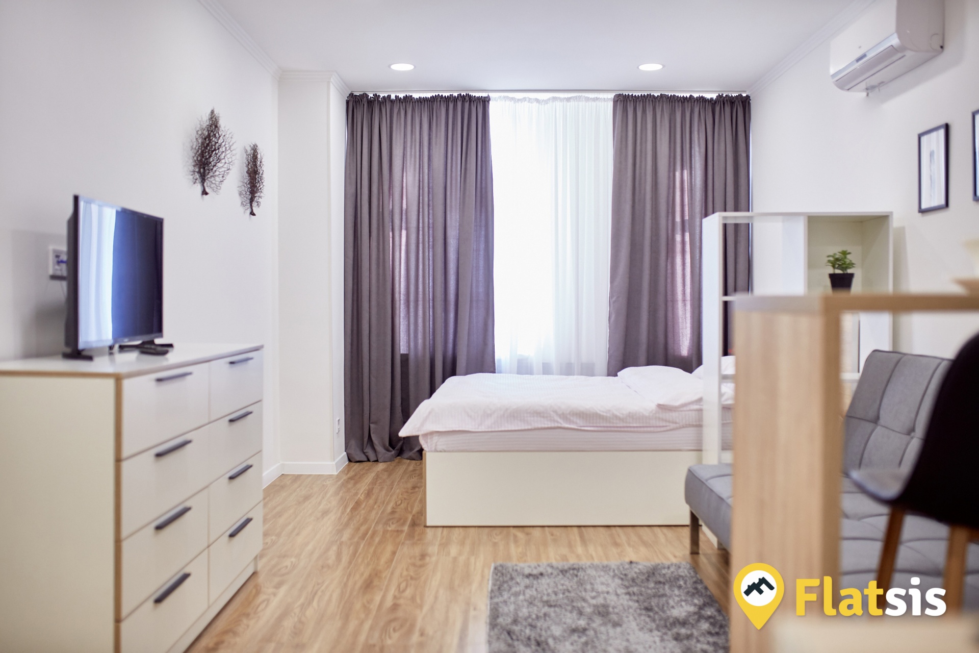 Book apartment for short stay on 10 Pavlivska Sq.